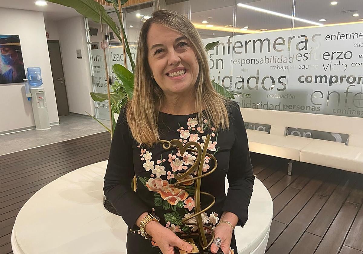 María del Remedio Yáñez Motos junto al premio recibido.