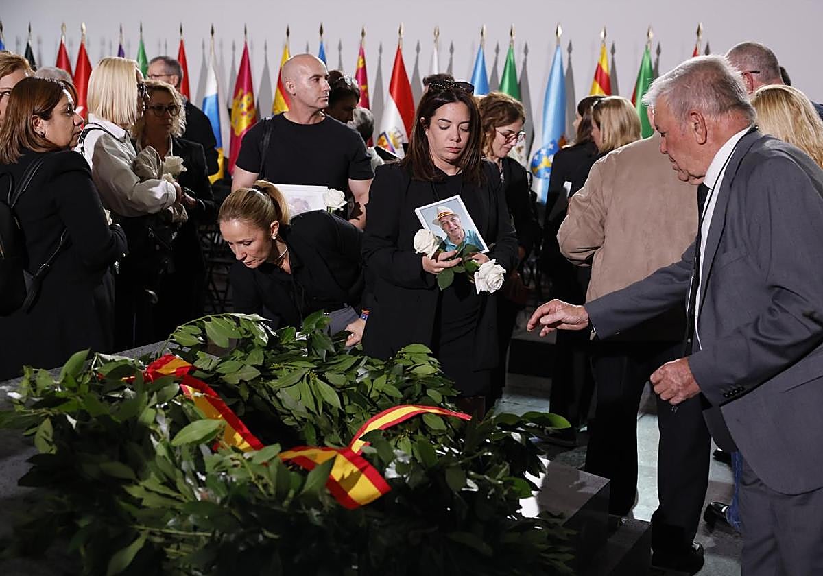 Varios de los familiares de las 237 víctimas de la dana al término del funeral de Estado celebrado este miércoles en Valencia con motivo del primer aniversario de la tragedia.