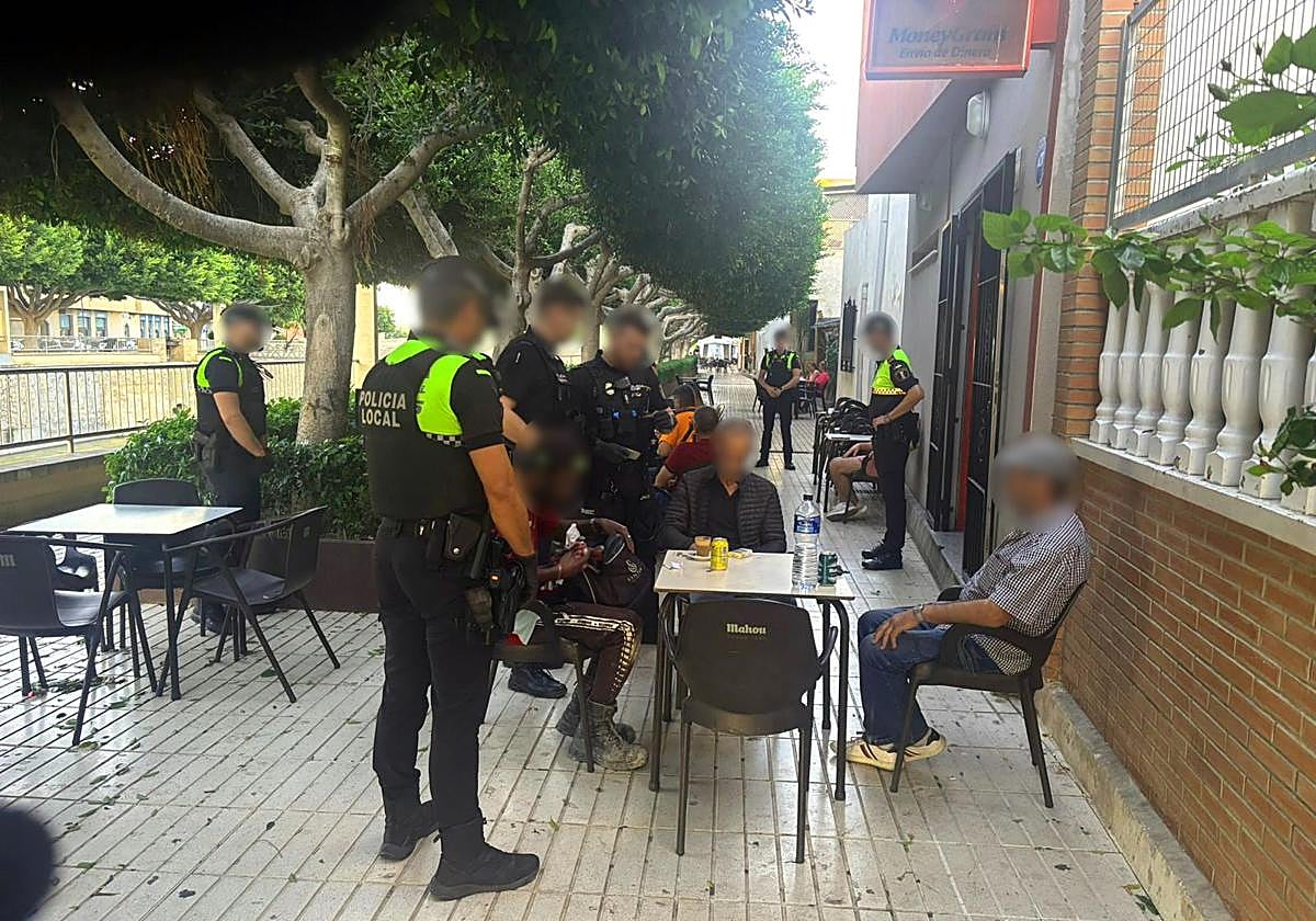 Efectivos policiales durante el operativo.