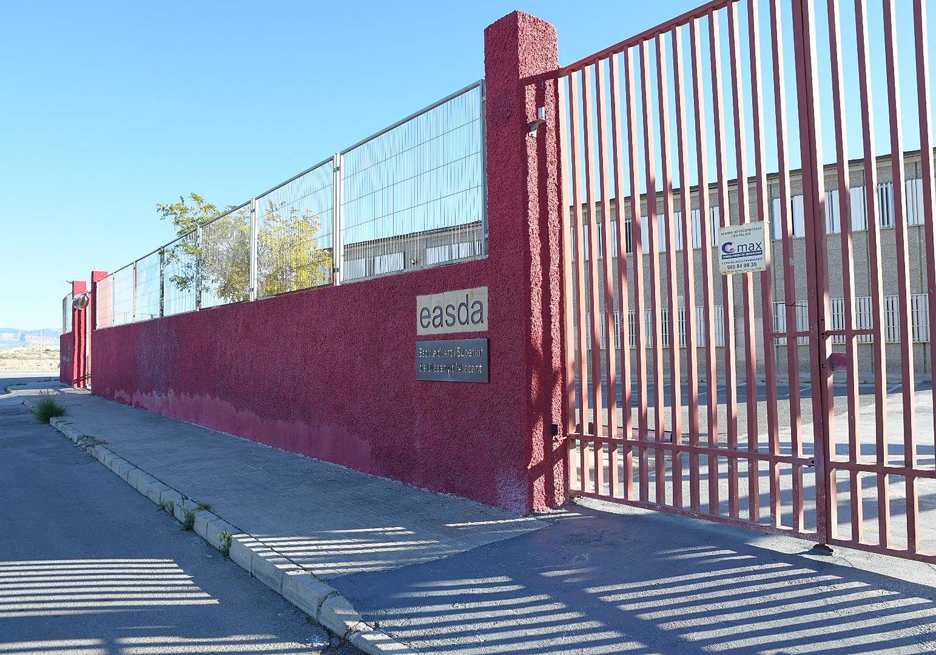 La Escuela de Arte de Alicante sigue cerrada.