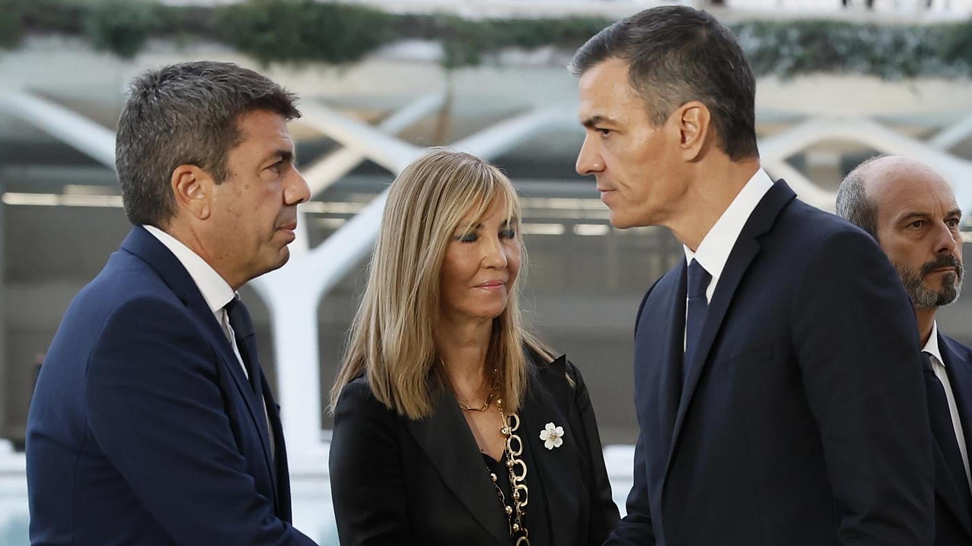 Imagen principal - Mazón, sobre el funeral, admite que «no dejo de pensar en ello» y anuncia «una comparecencia en los próximos días»