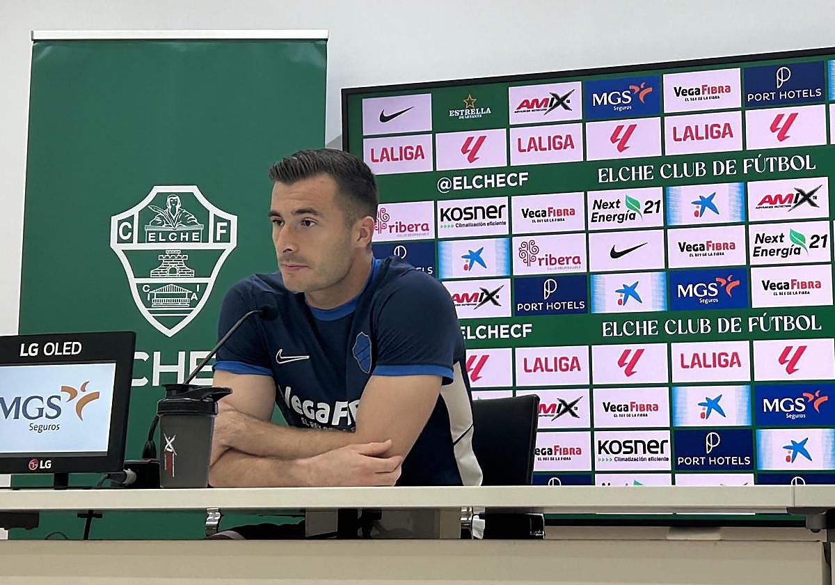 The Elche CF goalkeeper expressed excitement about the match against Barça, emphasising his commitment to the Elche team.