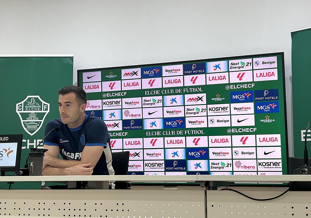 El guardameta del Elche CF ha valorado el duelo ante el Barça con ilusión por el reencuentro y máxima implicación con el conjunto franjiverde.