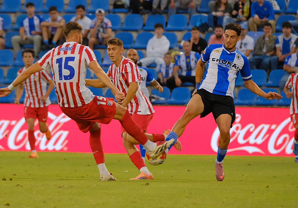 Unai Ropero disputa el balón frente al Atlético Madrileño.