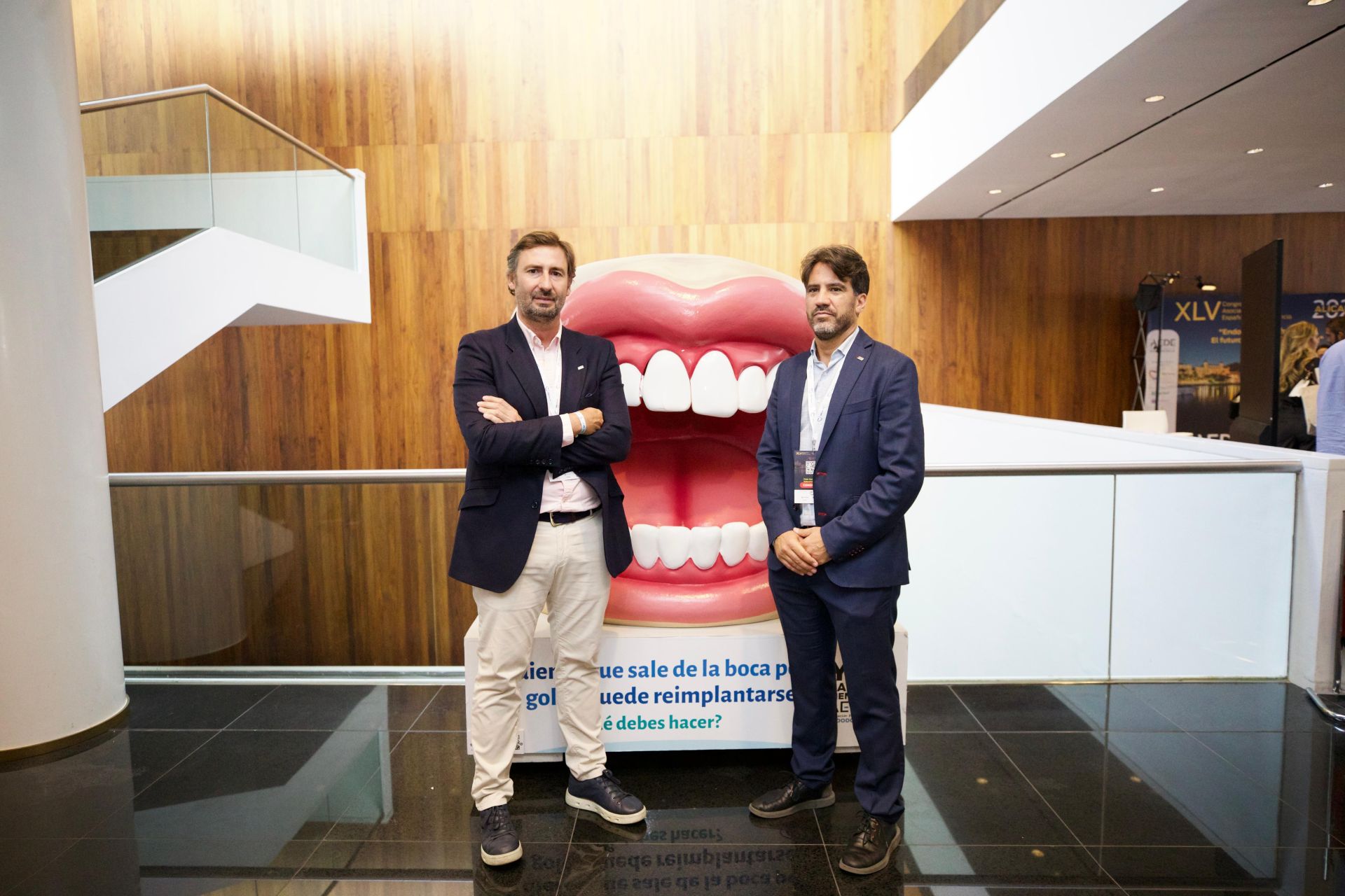 El presidente de la Asociación Española de Endodoncia, José Aranguren, y el presidente del 45 Congreso Nacional de AEDE, Sebastián Ortolani, este jueves junto al 'ninot' instalado en el hall del ADDA..