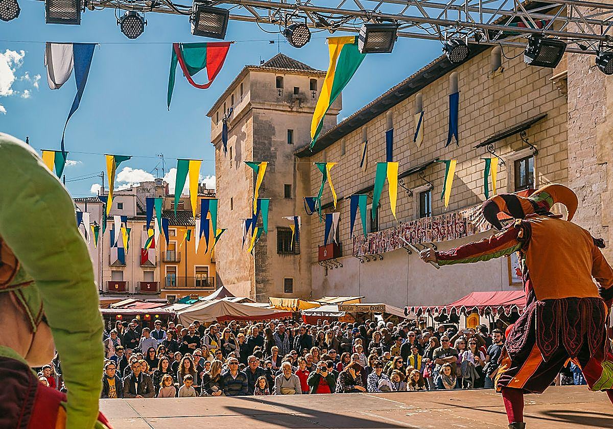 Theatrical act held in front of the Palau Comtal during a past edition of the Fira.