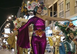 Gran desfile de carrozas y disfraces en Pilar de la Horadada.