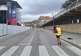 Comprobación del recorrido de la I Maratón Elche-Alicante.