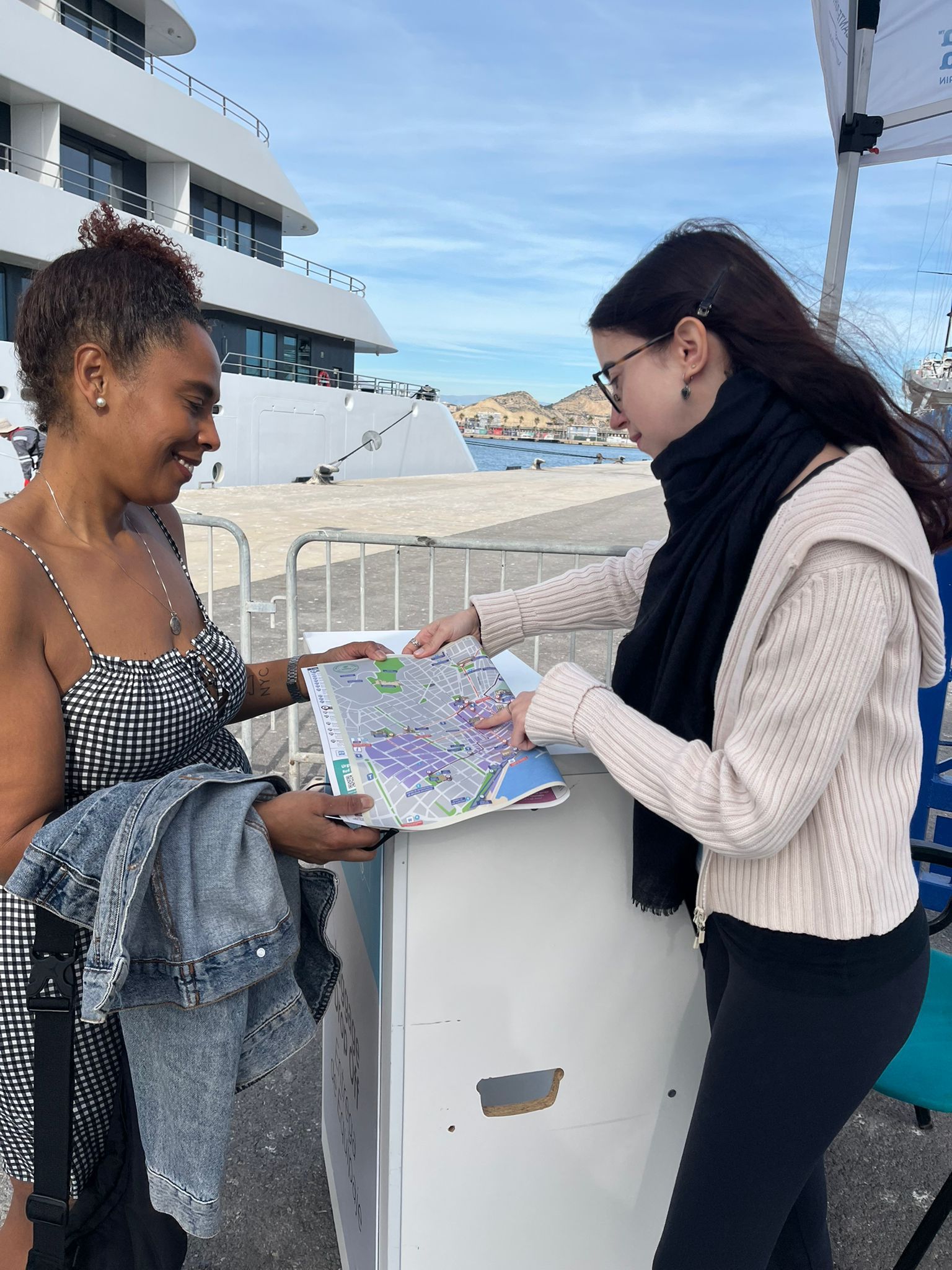 Dos turistas miran uno de los nuevos mapas.