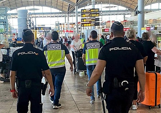 Agentes de la Policía Nacional en el aeropuerto Alicante-Elche.