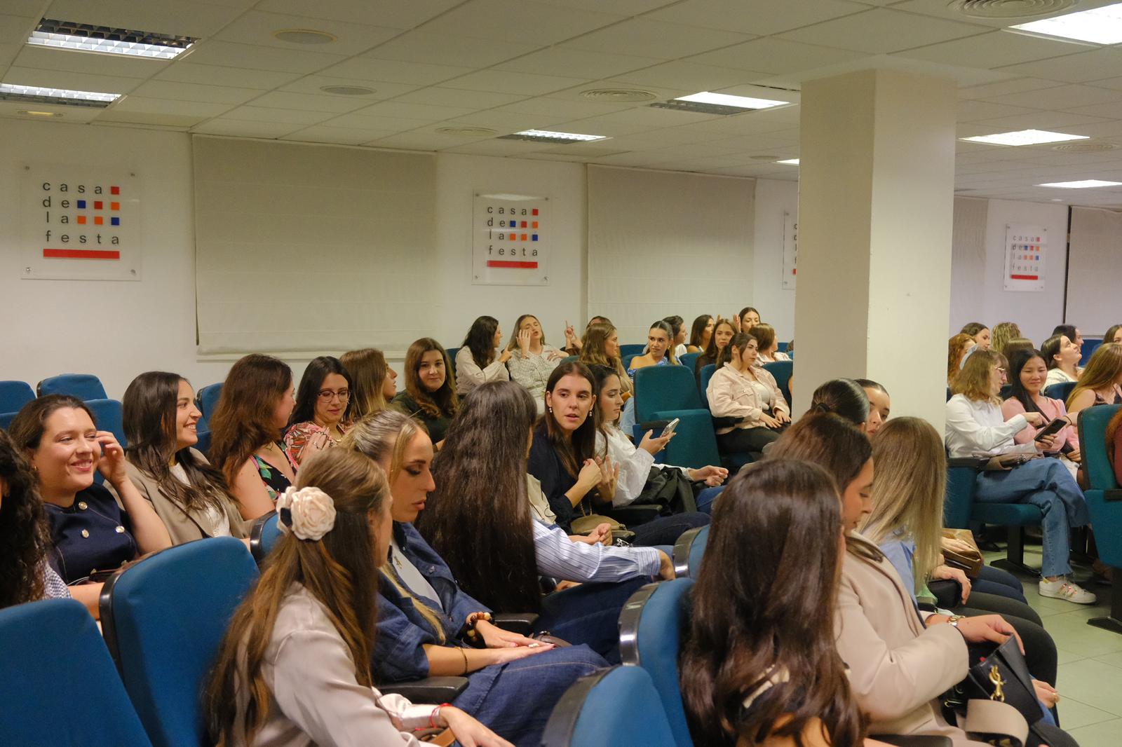 Primera reunión de las candidatas a bellea del foc de Alicante 2026