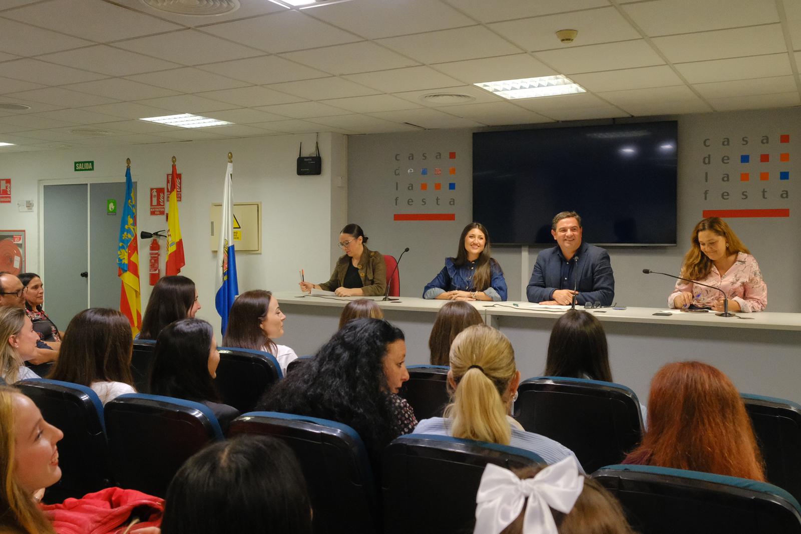 Primera reunión de las candidatas a bellea del foc de Alicante 2026