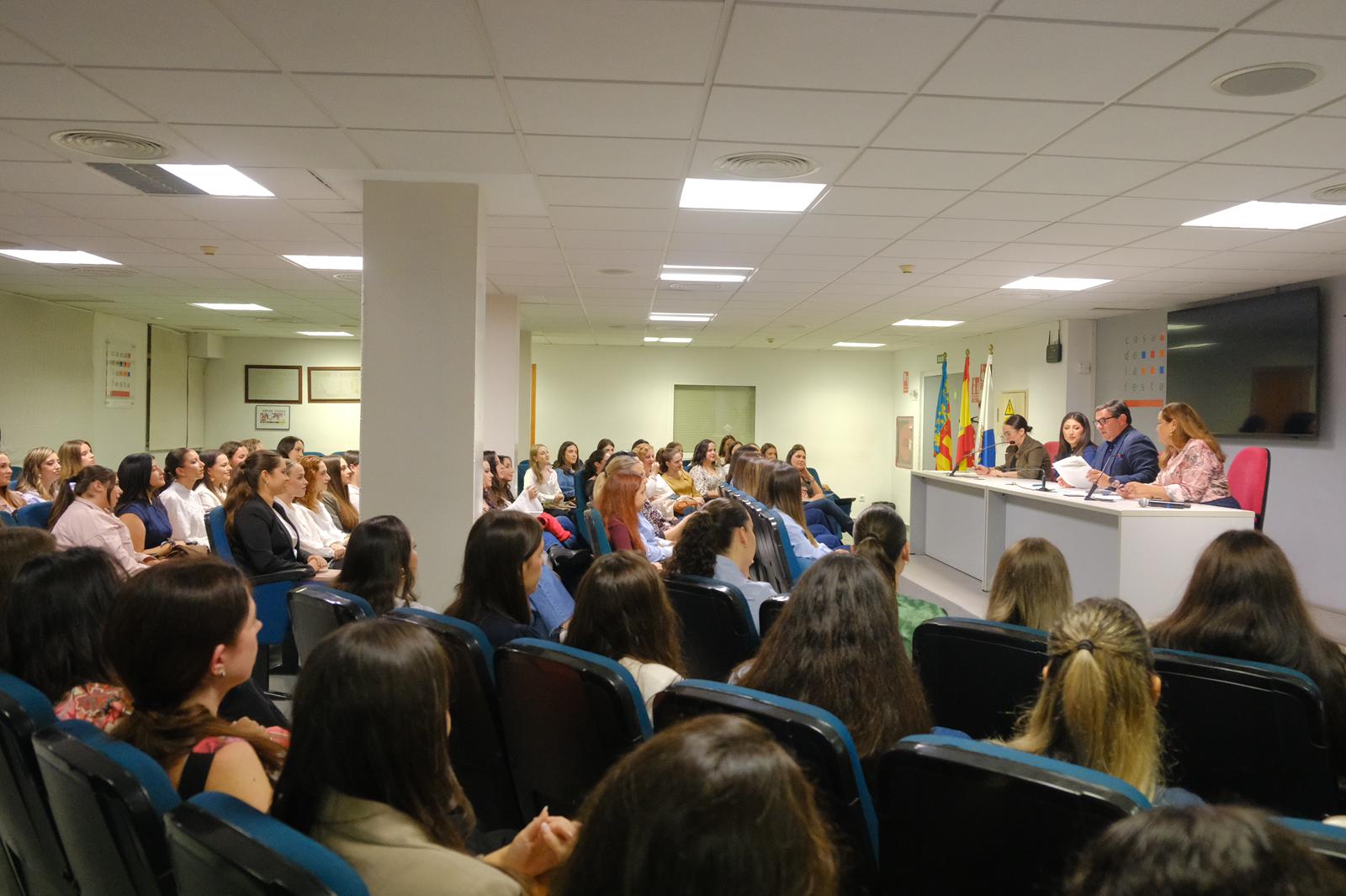 Primera reunión de las candidatas a bellea del foc de Alicante 2026