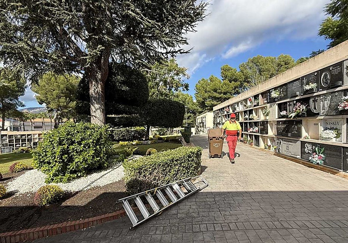 Un operario municipal ultima la limpieza del cementerio de La Nucía