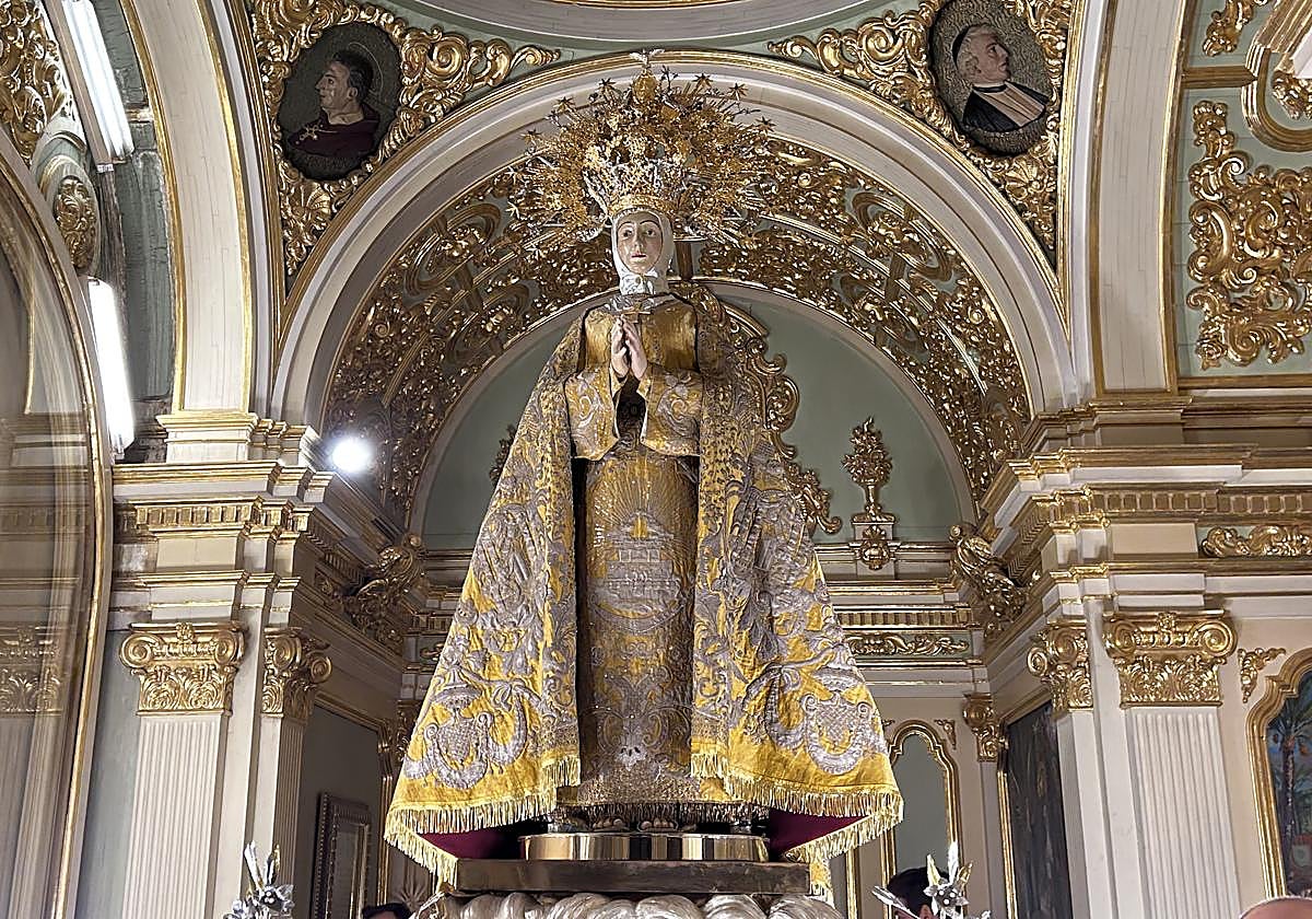 La Virgen de la Asunción ya luce el tradicional manto de las Clarisas tras su restauración