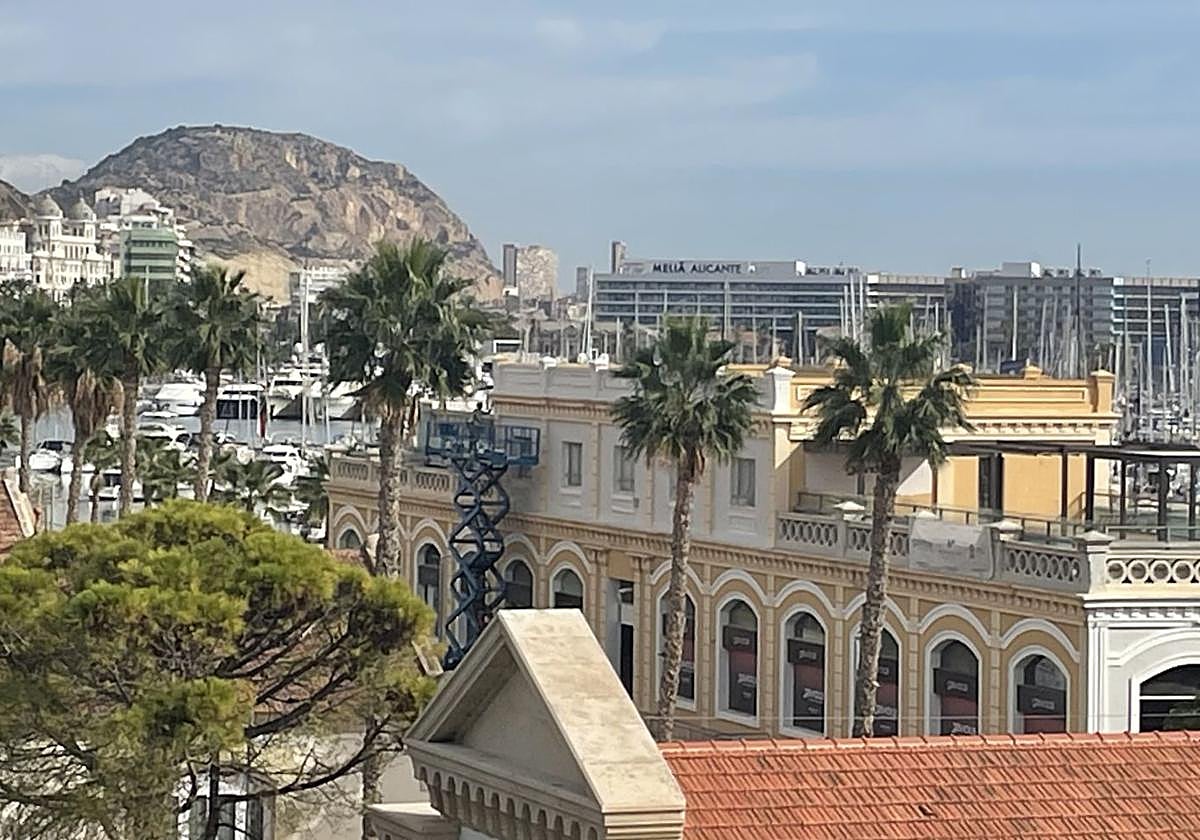 Repainting of the facade of the Monastrell restaurant building.