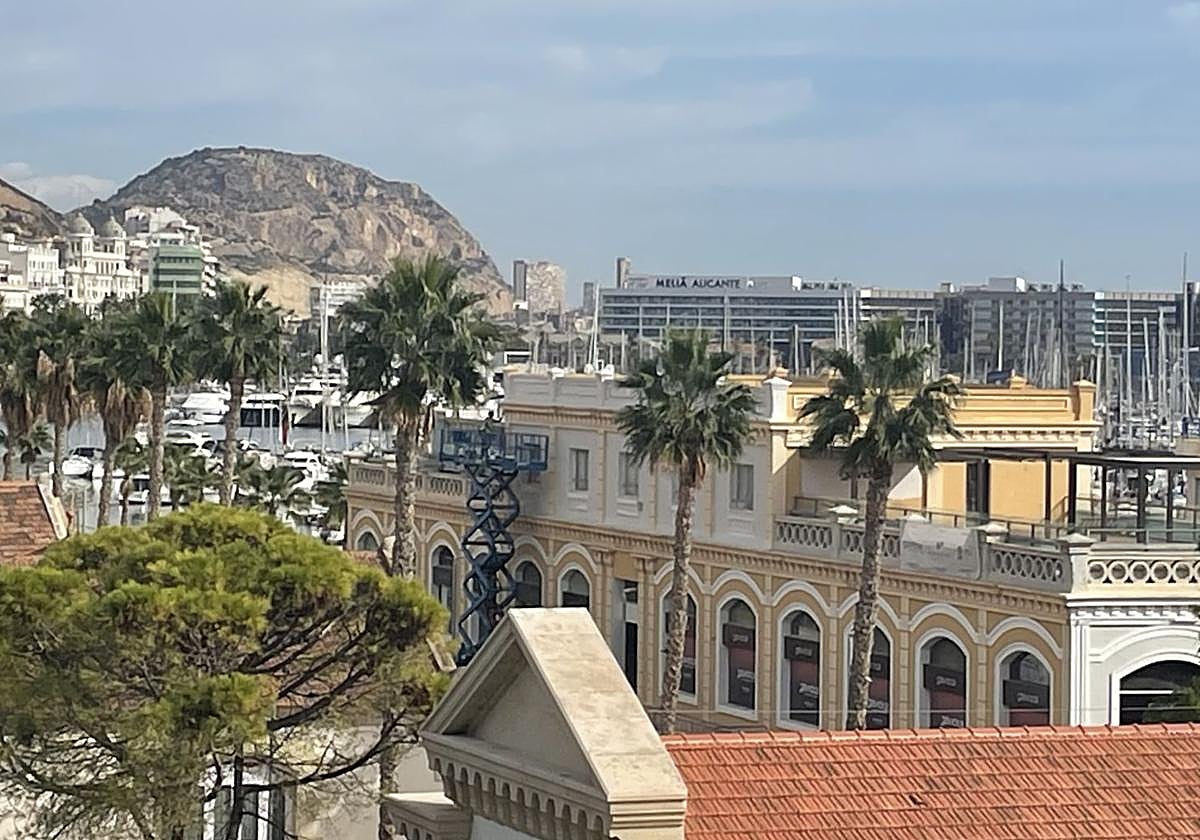 Imagen principal - El puerto de Alicante repinta de blanco las fachadas de su antiguo varadero y transforma la imagen del frente marítimo