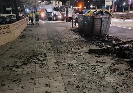 Uno de los contenedores quemados en El Campello.