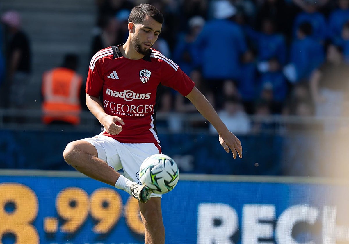 Medi Puch controla el balón durante un partido con el Ajaccio francés.