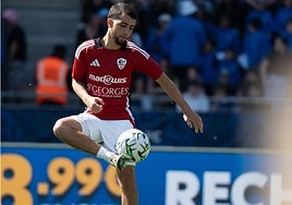 Medi Puch controla el balón durante un partido con el Ajaccio francés.