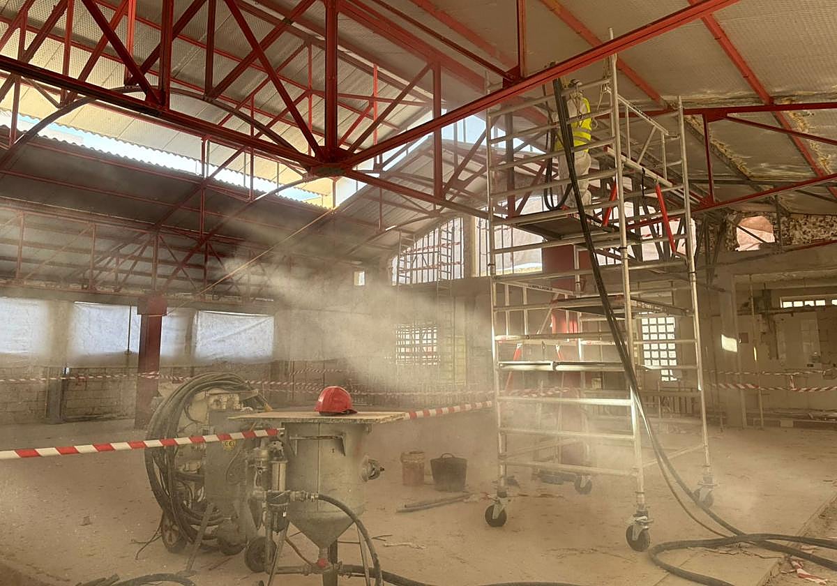 Las labores de limpieza del Mercado Central de Elche se realizan con chorro de vidrio reciclado.