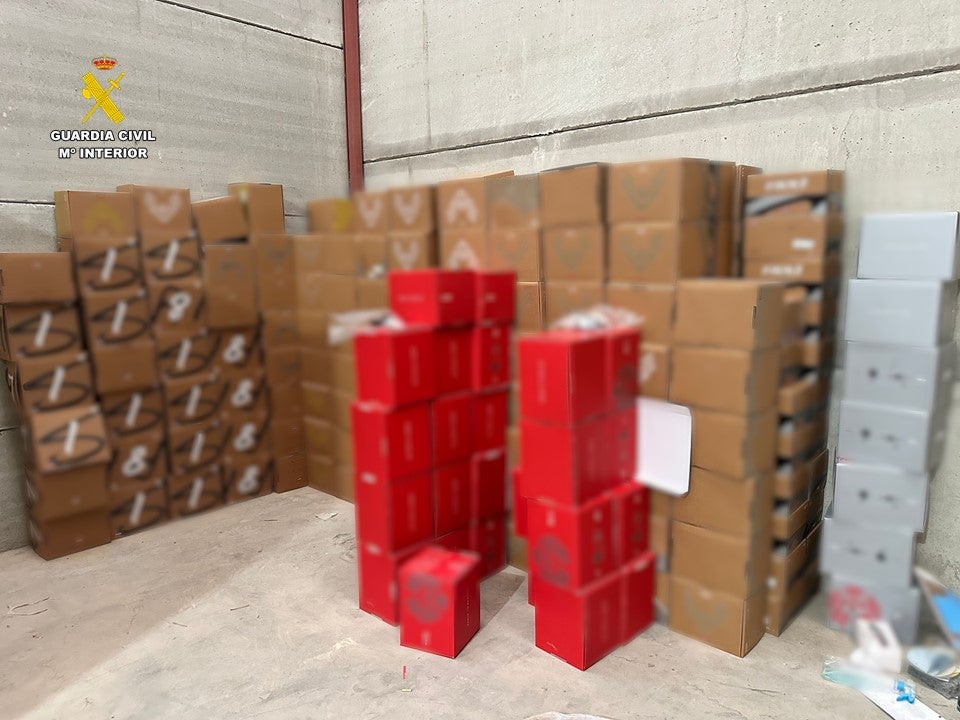 Imagen principal - Otros objetos decomisados por la Guardia Civil.