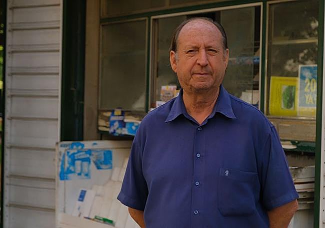 Julio Miralles en su quiosco del barrio Benalúa.