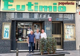 Los hermanos frente a la fachada actual.