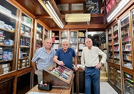Eutimio, Víctor y Francisco Javier Fernández Pardo, en la papelería familiar.