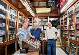 Eutimio, Víctor y Francisco Javier Fernández Pardo, en la papelería familiar.