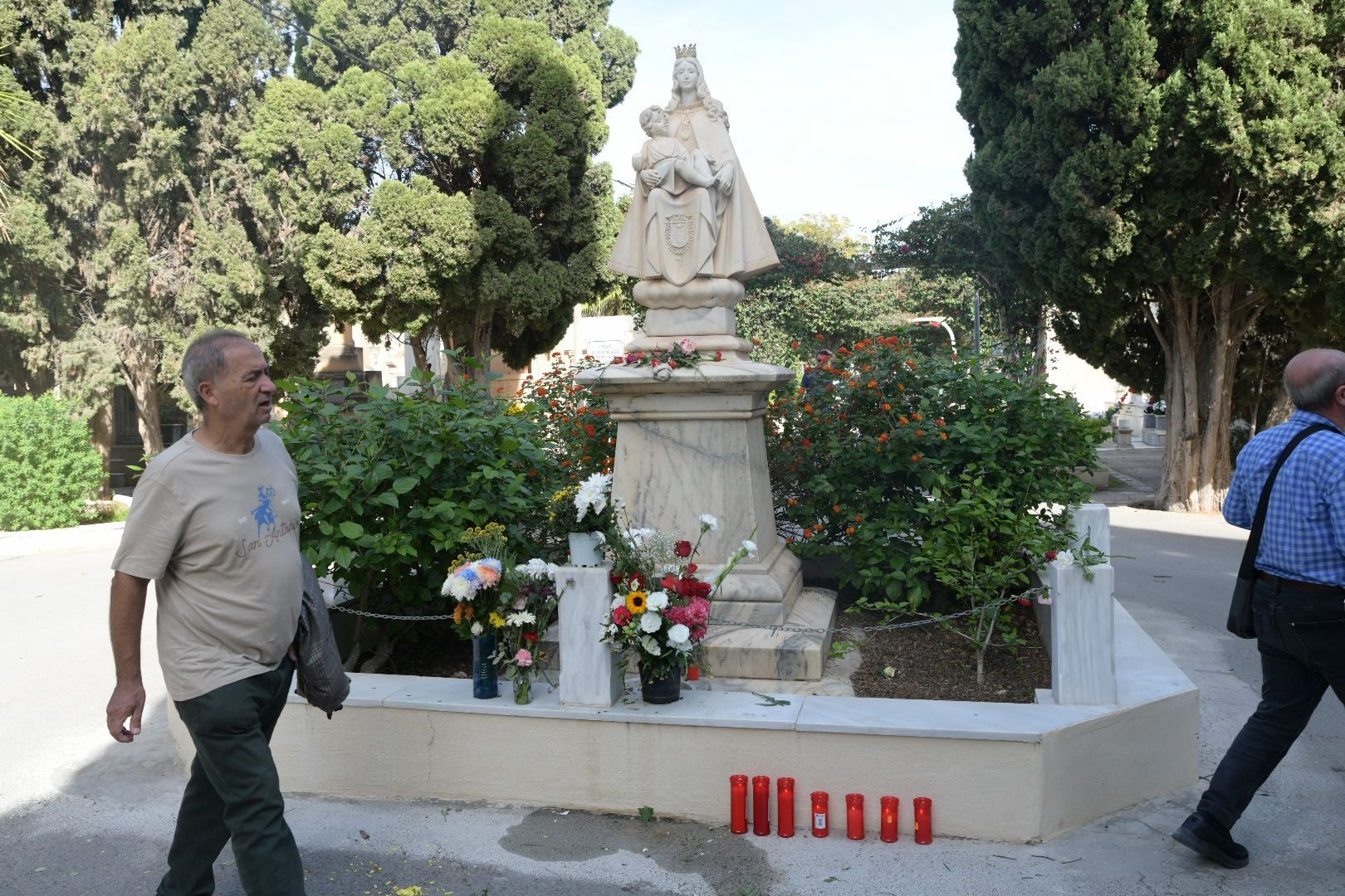 Las flores llenan el cementerio de Alicante en recuerdo de los difuntos