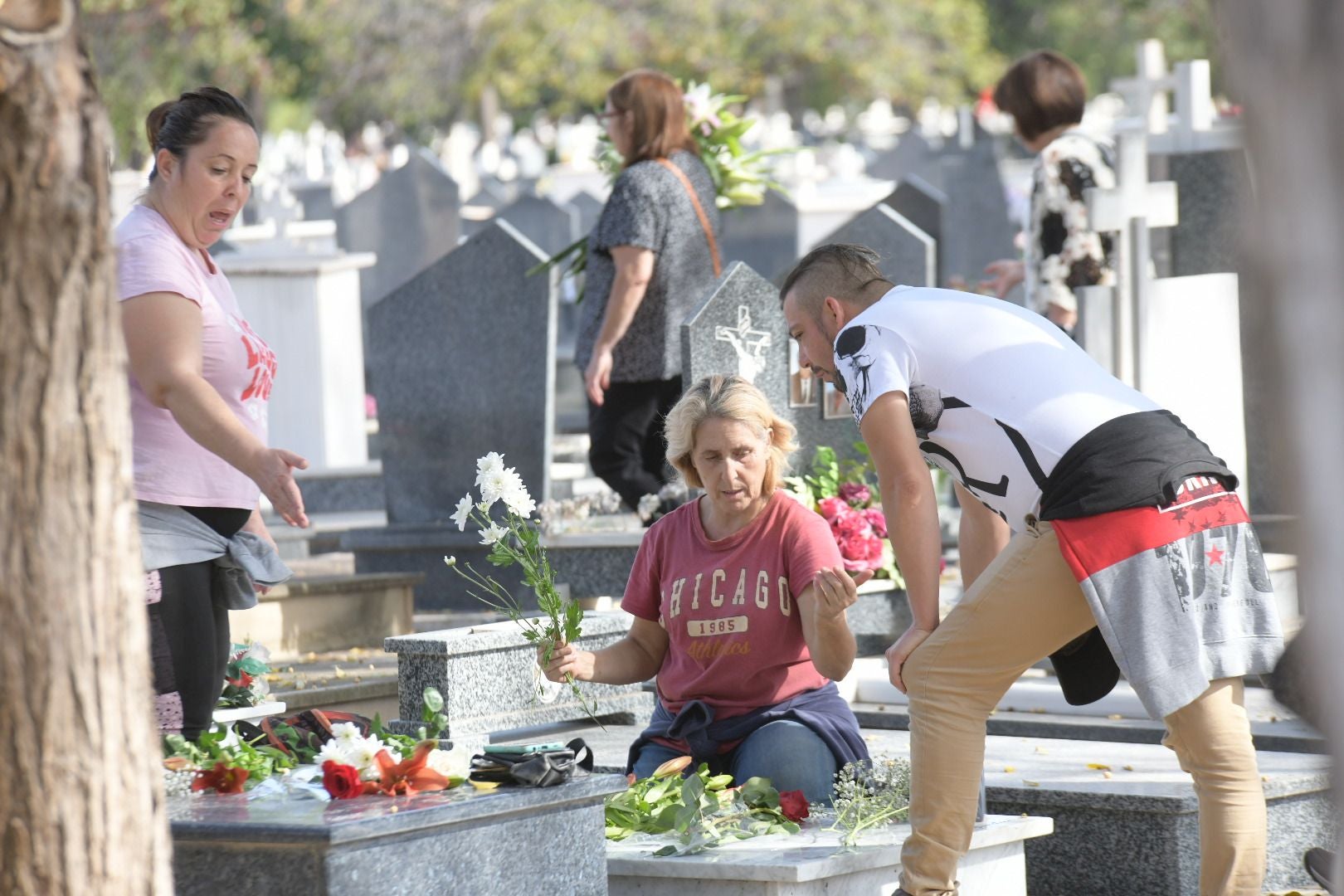 Las flores llenan el cementerio de Alicante en recuerdo de los difuntos