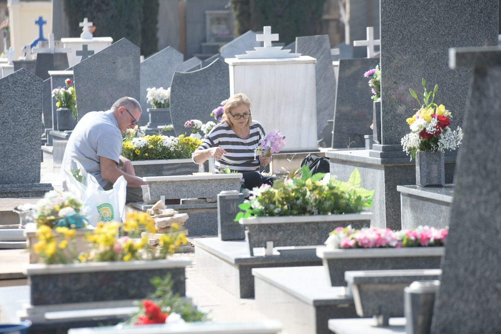 Las flores llenan el cementerio de Alicante en recuerdo de los difuntos