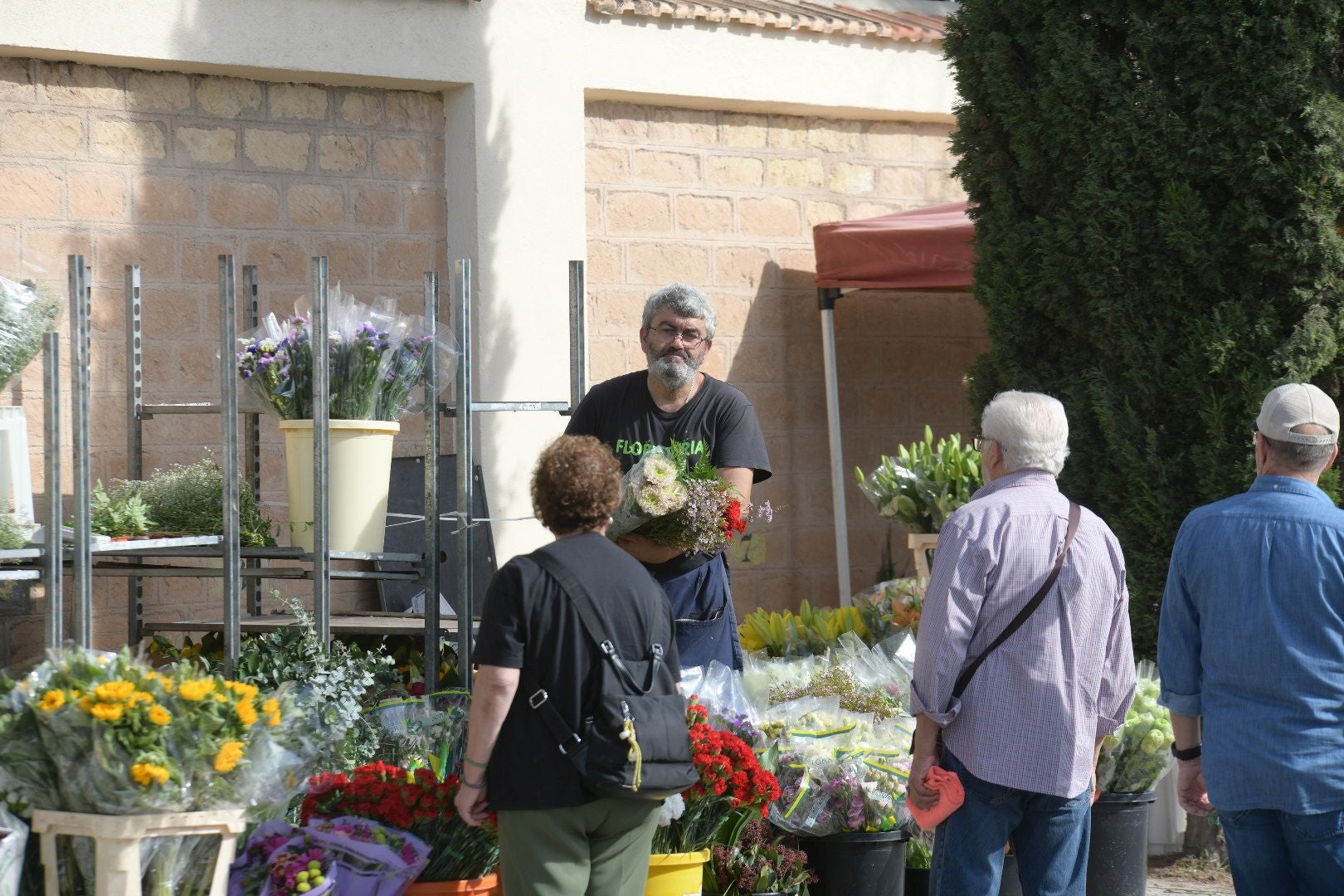 Las flores llenan el cementerio de Alicante en recuerdo de los difuntos