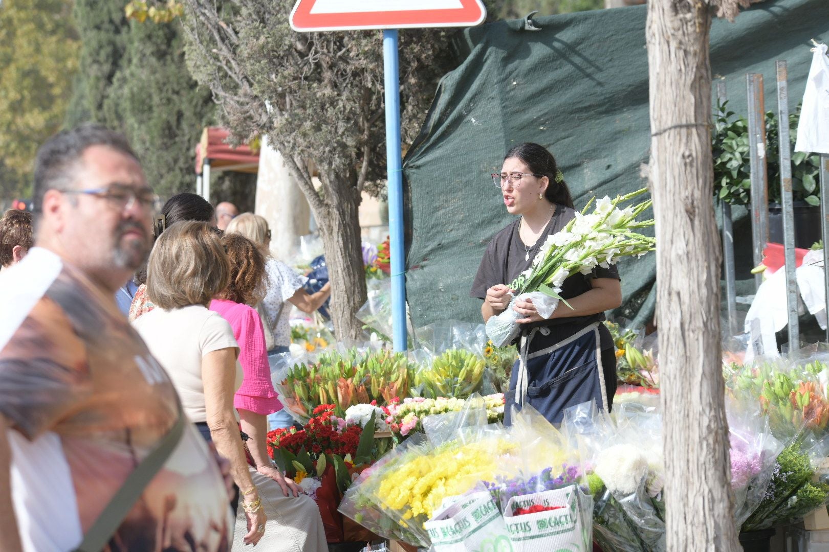 Las flores llenan el cementerio de Alicante en recuerdo de los difuntos