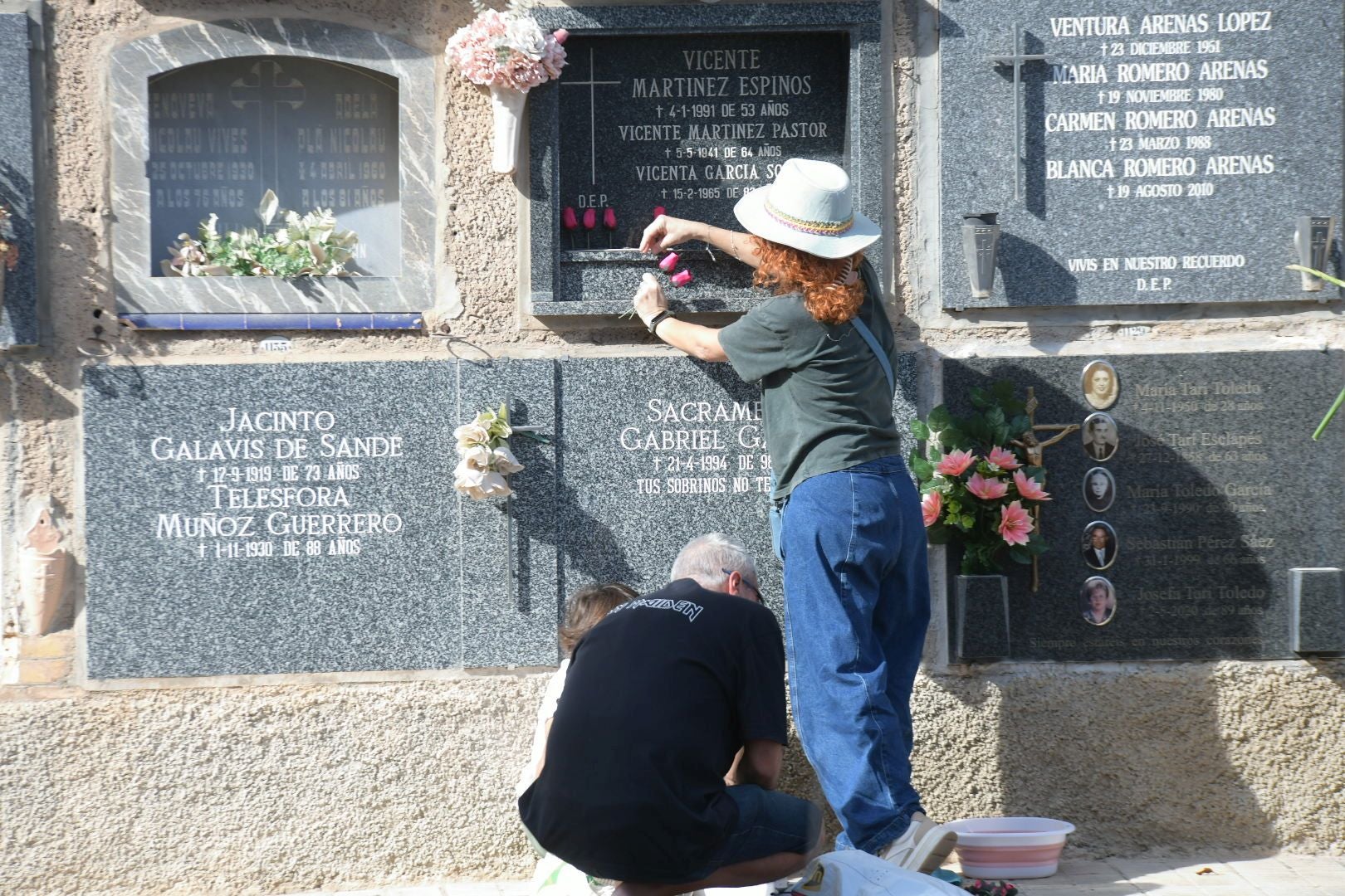 Las flores llenan el cementerio de Alicante en recuerdo de los difuntos
