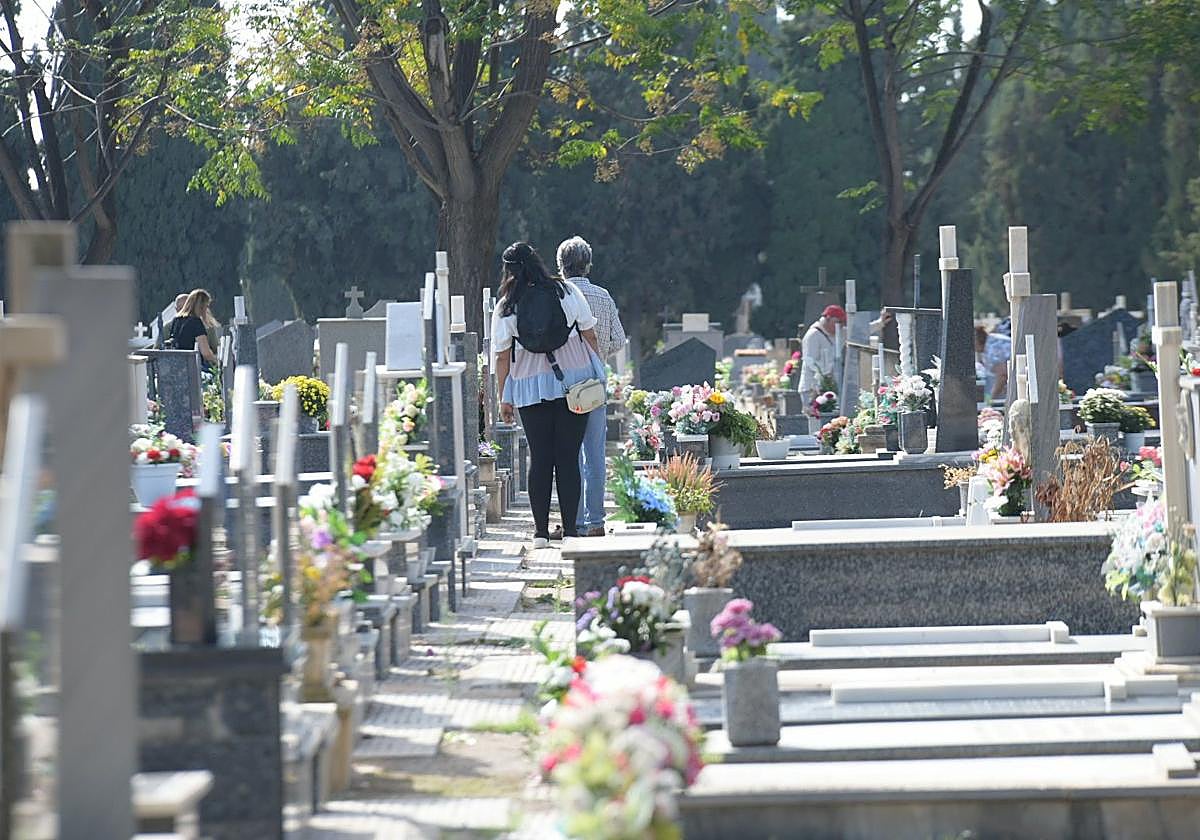 Las flores llenan el cementerio de Alicante en recuerdo de los difuntos