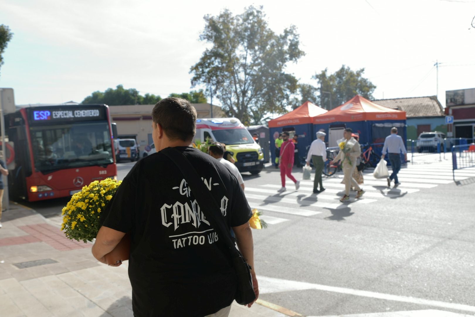 Las flores llenan el cementerio de Alicante en recuerdo de los difuntos