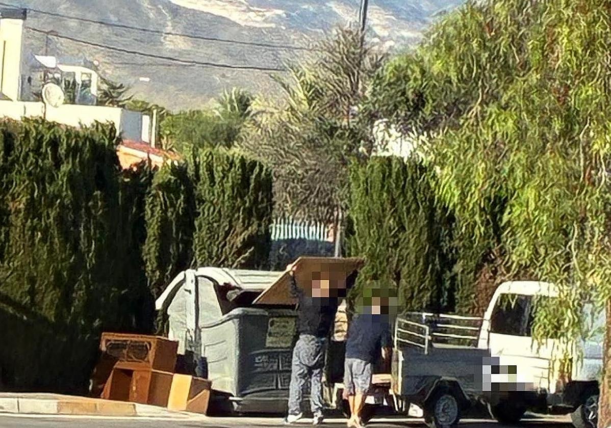 Dos personas tiran escombros en El Campello.