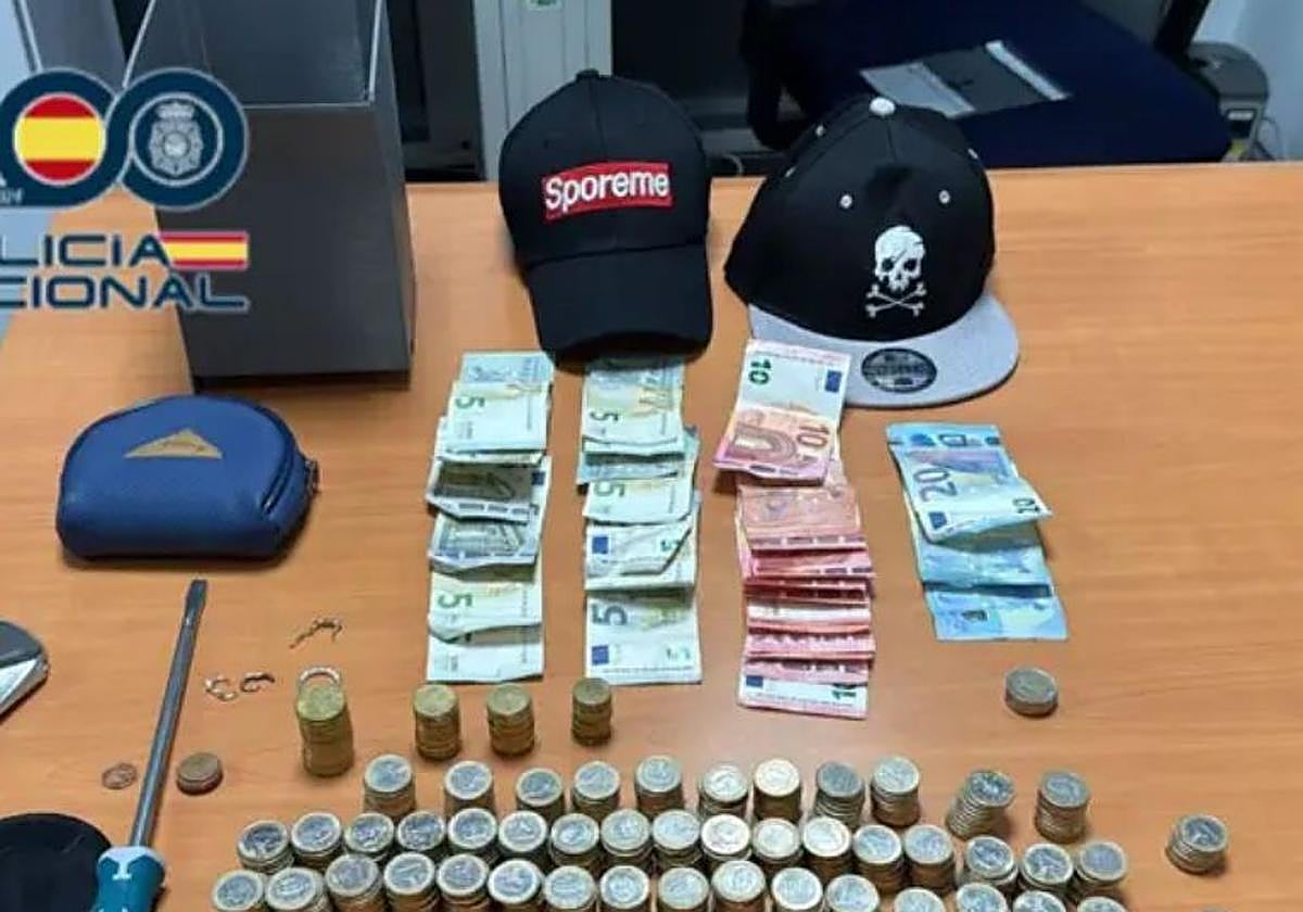 Objetos y dinero requisado durante el operativo policial.