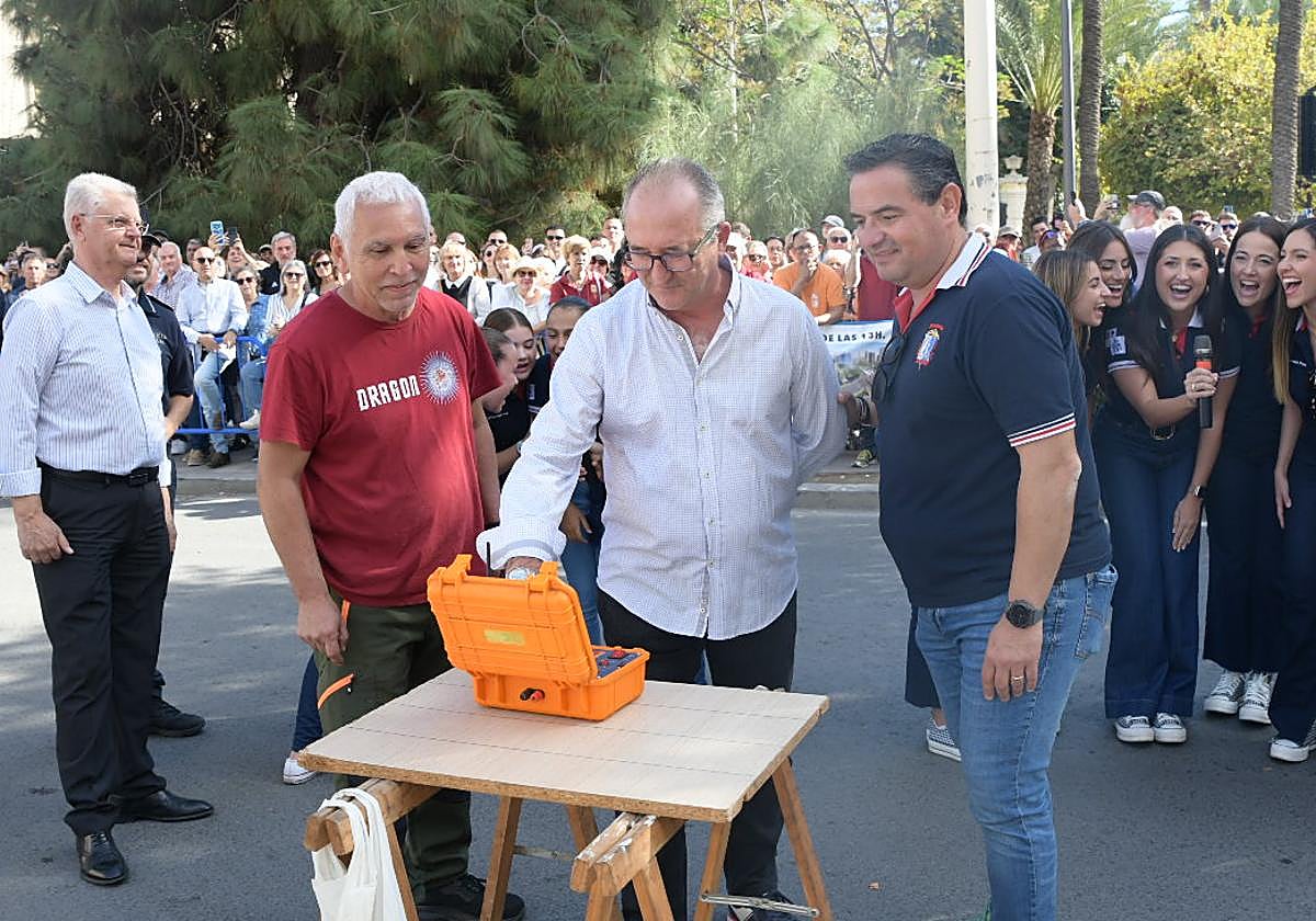Carlos Jarque enciende la traca de la última mascletà del año.