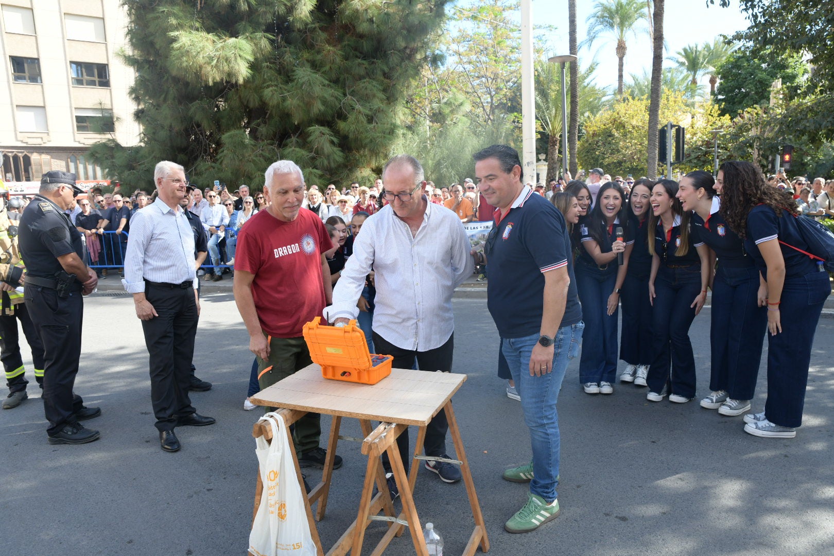 Mascletà de las Hogueras: el rugido de la bestia ensordece la plaza de España de Alicante