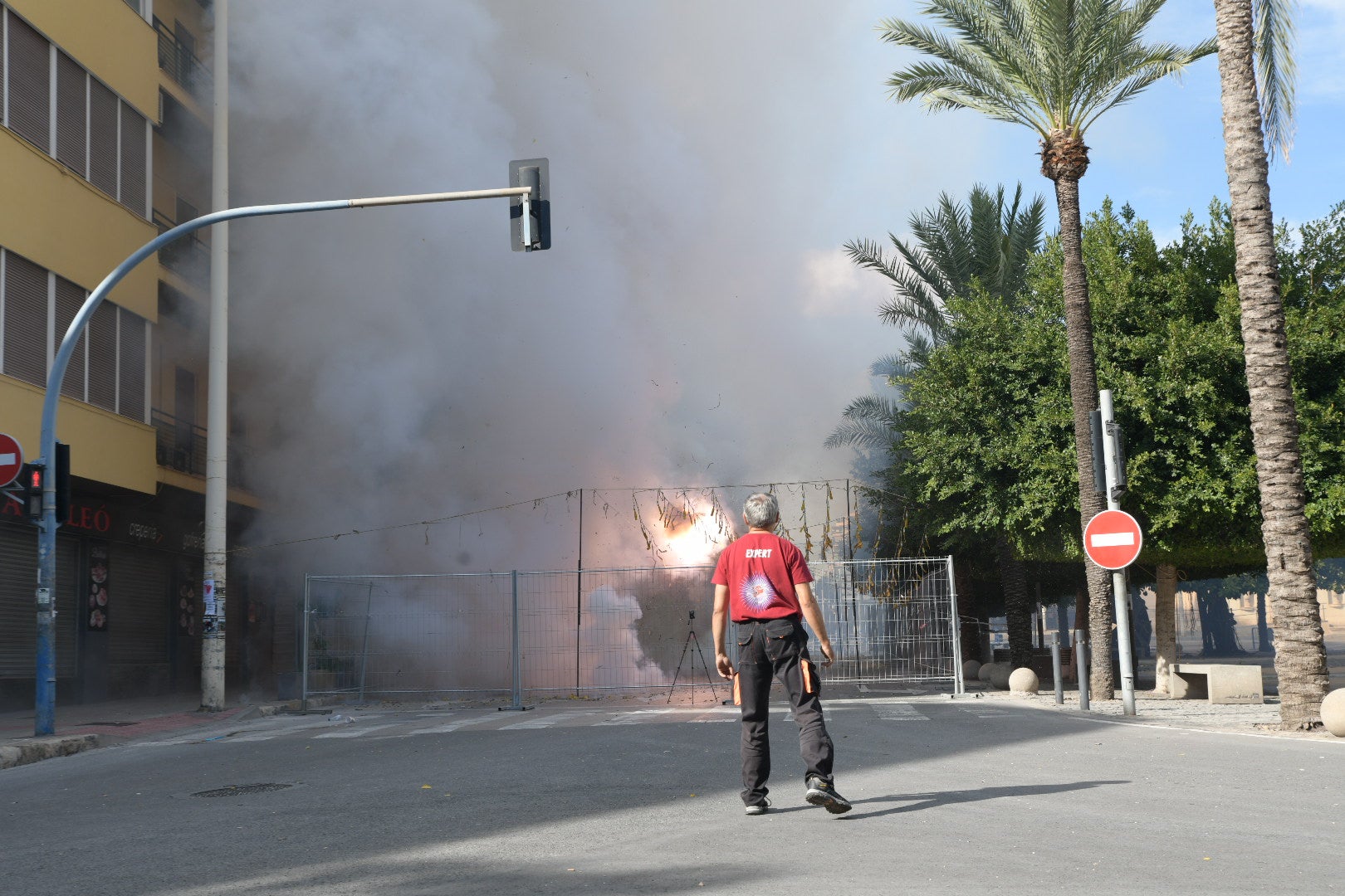 Mascletà de las Hogueras: el rugido de la bestia ensordece la plaza de España de Alicante
