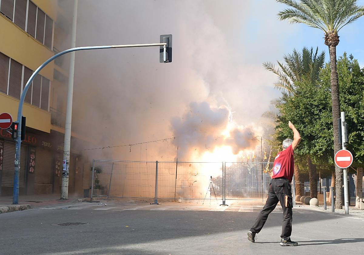 Mascletà de las Hogueras: el rugido de la bestia ensordece la plaza de España de Alicante