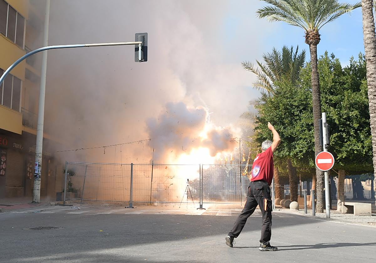 Mascletà de las Hogueras: el rugido de la bestia ensordece la plaza de España de Alicante