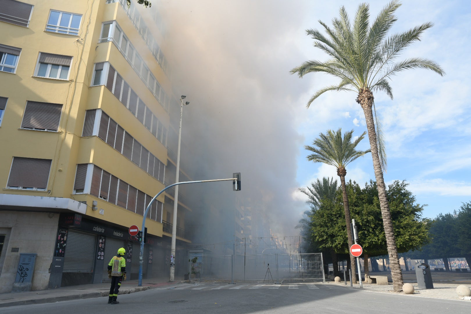 Mascletà de las Hogueras: el rugido de la bestia ensordece la plaza de España de Alicante