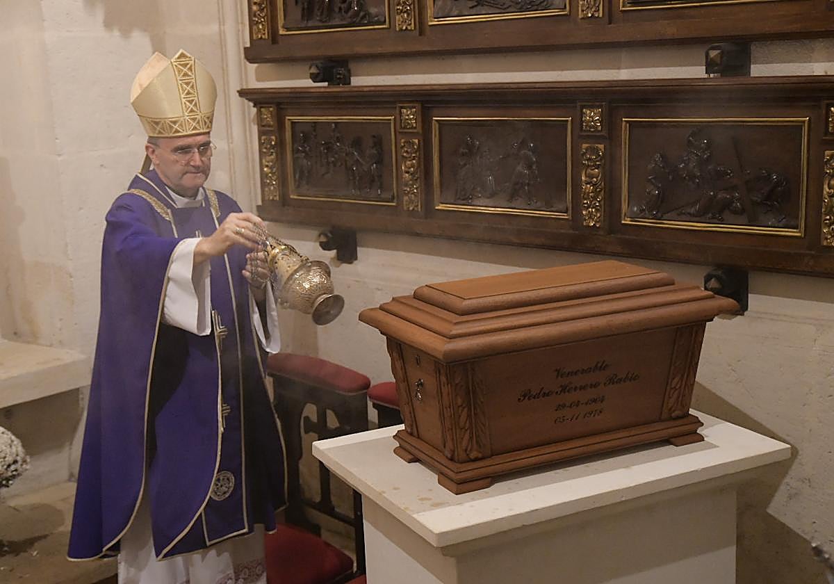 Los restos del médico Pedro Herrero ya reposan en la Capilla de la Buena Muerte de Alicante