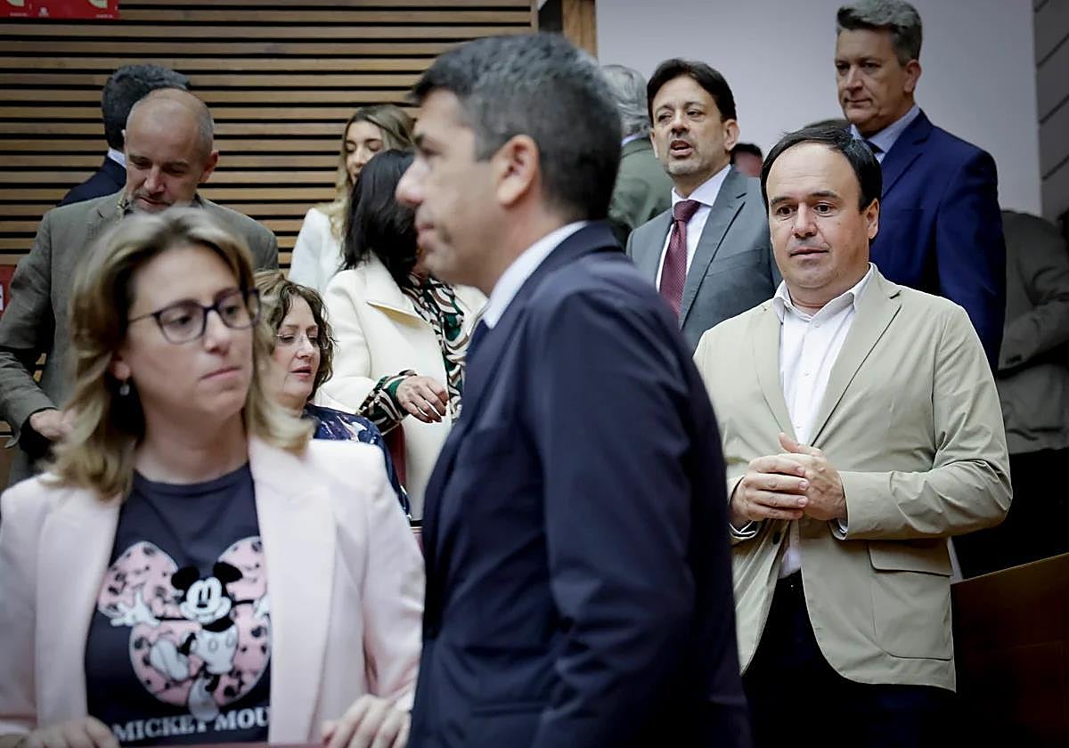Pérez Llorca observes Mazón alongside other PP deputies.
