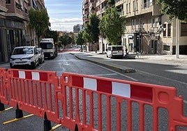 Calle Clara Campoamor, ya con vallas.