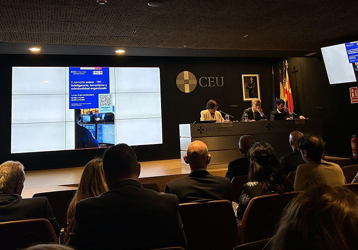 Inauguración de la II Jornada sobre inteligencia, terrorismo y criminalidad organizada en el CEU de Elche.
